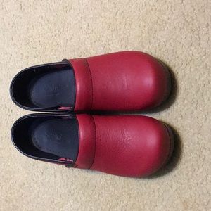 Like new pair of Sanita clogs